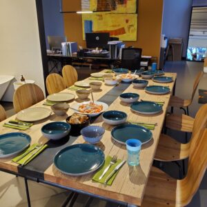 Holztisch mit Stahlgestell